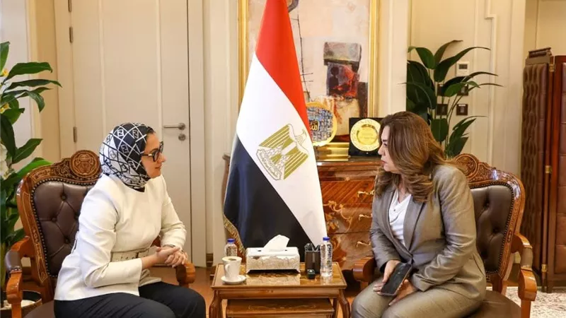 وزيرة التنمية المحلية تتابع مع محافظ الوادي الجديد الملفات الخدمية