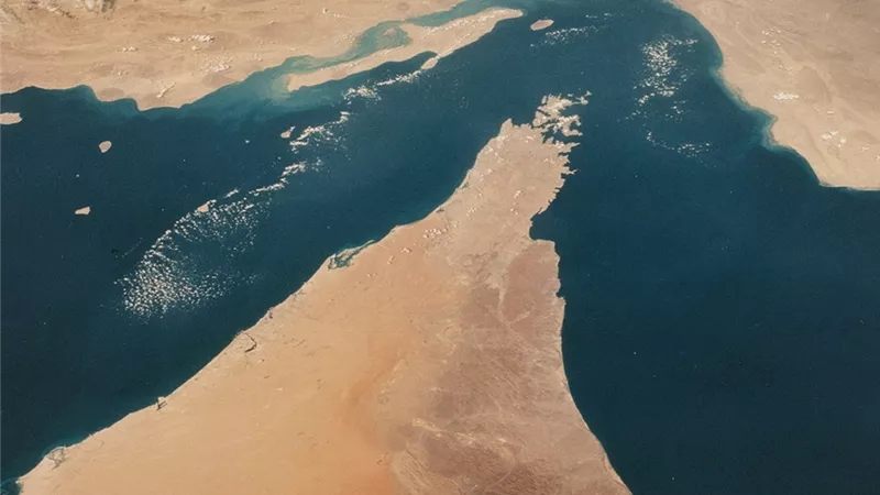 ناقلة صينية عملاقة تحاول عبور مضيق هرمز