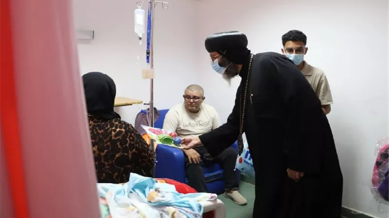 زيارة حملت الدفء.. الأنبا مينا يرسم الابتسامة على وجوه أطفال الأورام في برج العرب