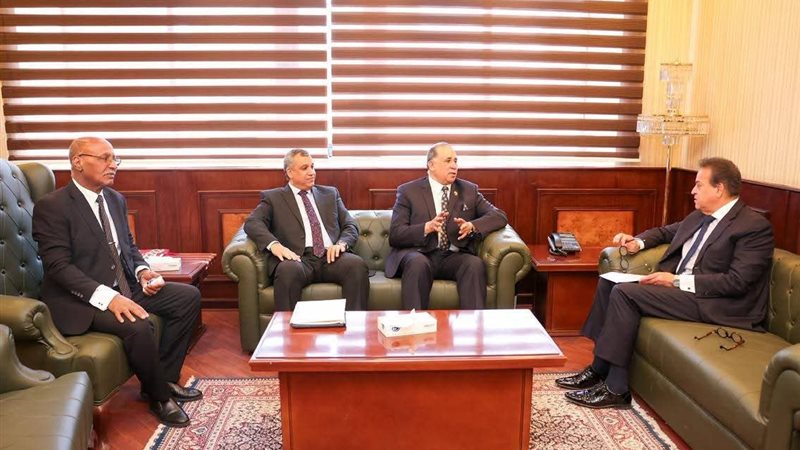 اجتماع وزير الصحة