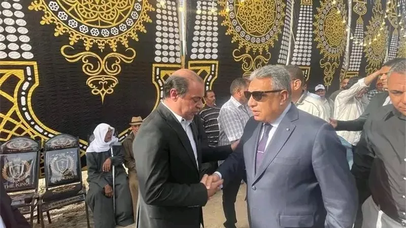 «شهداء لقمة العيش».. محافظ الدقهلية يشارك أهالي الخضيري عزاء ضحايا الحادث الأليم