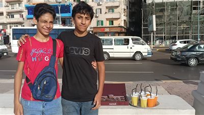وراء كوب العصير قصة كفاح لا يعرفها أحد.. سر عربية عبد الرحمن وجورج التي خطفت أنظار المارة