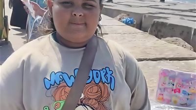 رغم صغر سنها .. ريتال تتحدى ظروف أسرتها ببيع الإكسسوارات في الإسكندرية