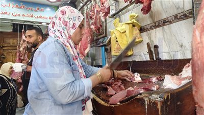 من قلب السوق.. رشا فلفل تروي رحلة كفاحها في عالم الجزارة بالإسكندرية 