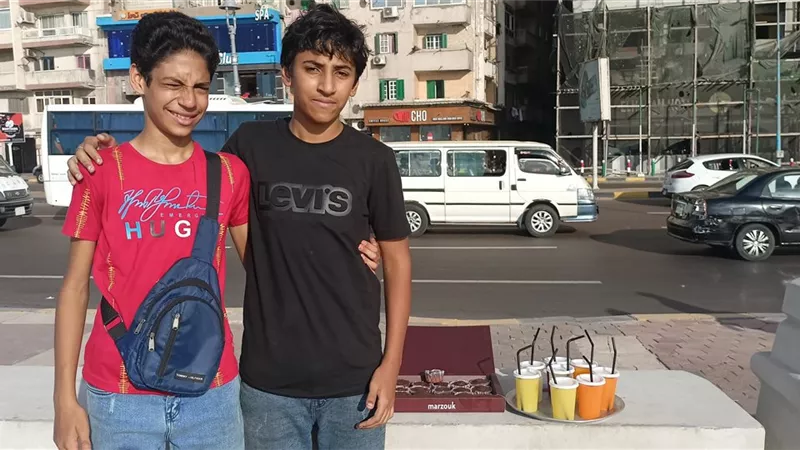 وراء كوب العصير قصة كفاح لا يعرفها أحد.. سر عربية عبد الرحمن وجورج التي خطفت أنظار المارة