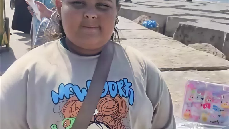 رغم صغر سنها .. ريتال تتحدى ظروف أسرتها ببيع الإكسسوارات في الإسكندرية