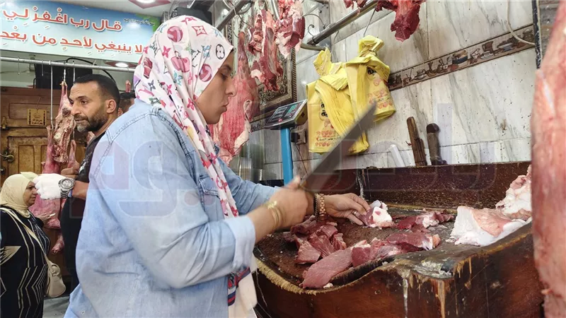 من قلب السوق.. رشا فلفل تروي رحلة كفاحها في عالم الجزارة بالإسكندرية 