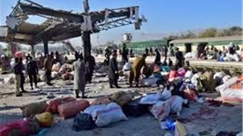 مقتل 24 شخصًا في هجوم دموي استهدف قطارًا للجيش الباكستاني