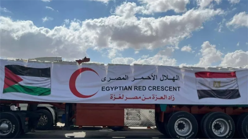 الهلال الأحمر المصري: قافلة «زاد العزة 202» تدخل غزة بمساعدات إنسانية وإغاثية 