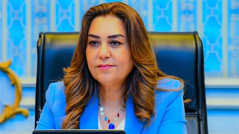 وزيرة التنمية المحلية تعلن تحويل 754 أتوبيسًا للعمل بالغاز الطبيعي بالقاهرة والإسكندرية 