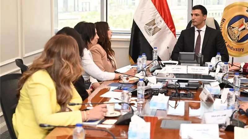 وزير الصناعة يبحث مع المدير التنفيذي لمؤسسة ساويرس التعاون في مجال التعليم الفني والتدريب