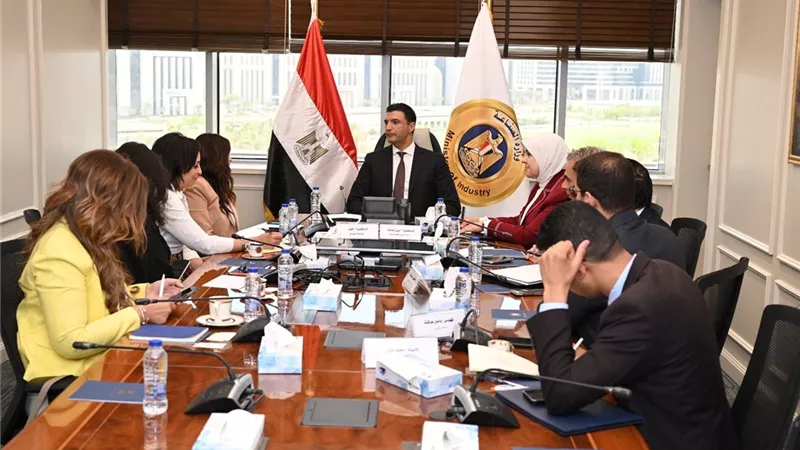 وزير الصناعة ومؤسسة ساويرس يبحثان تعزيز التعاون في مجال التعليم الفني والتدريب المهني