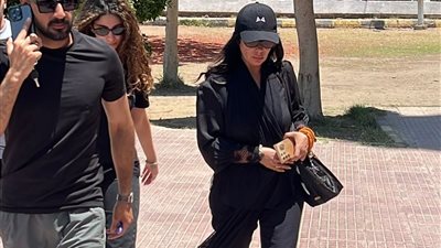 «كانت السند».. لحظات مؤثرة في جنازة والدة أحمد حلمي