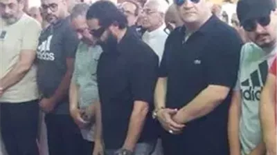 في مشهد أبكى الحضور.. أحمد حلمي يؤم صلاة الجنازة على والدته