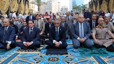 محافظ الجيزة يؤدي صلاة العيد بمسجد مصطفى محمود ويهنئ المواطنين 