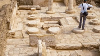 السياحة تُعلن عن اكتشاف مجموعة أثرية تضم أول أثاث جنائزي بجانب 