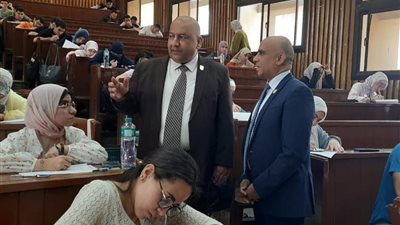 بعد انتهاء إجازة العيد.. نائب رئيس جامعة القاهرة يتابع امتحانات نهاية العام بالكليات