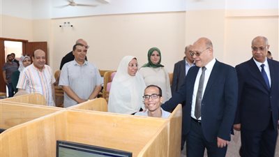 رئيس جامعة سوهاج: الاختبارات الإلكترونية تلعب دورًا أساسيًا في مراقبة جودة التعليم