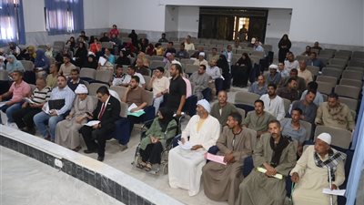 محافظ سوهاج يعقد اللقاء الجماهيري الأسبوعي لبحث مطالب المواطنين 