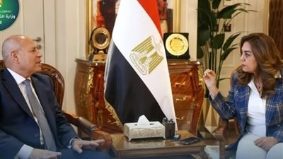 وزيرة التنمية المحلية تبحث مع محافظ القاهرة ملفات النظافة والتصالح وتطوير الأسواق التاريخية