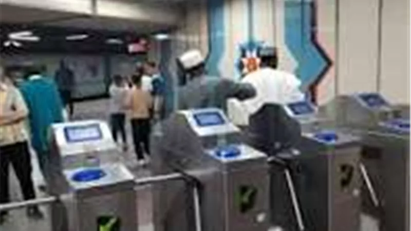 وزير النقل يتابع انتظام العمل بمرافق النقل والمواصلات