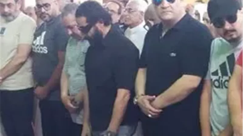 أحمد حلمي يؤم المصلين