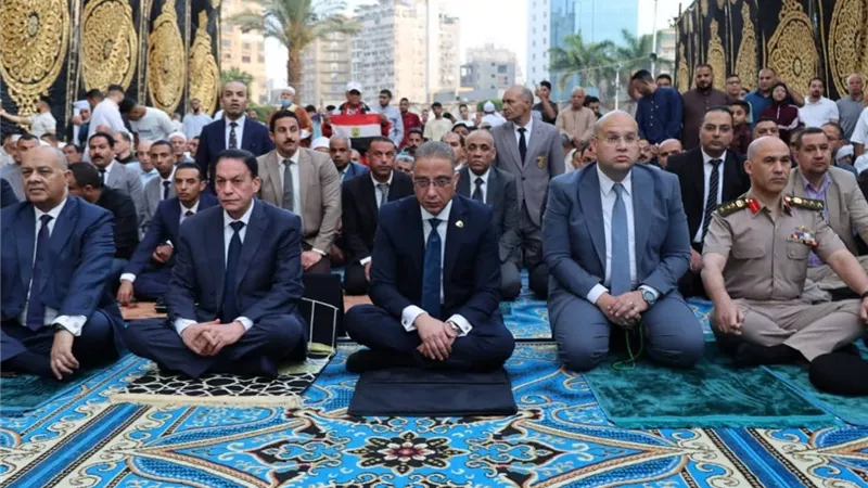 محافظ الجيزة يؤدي صلاة العيد بمسجد مصطفى محمود ويهنئ المواطنين 