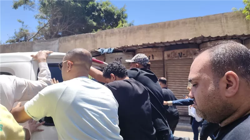 وسط حاله من الحزن.. حمو بيكا يودع والده إلى مثواه الأخير بالإسكندرية 