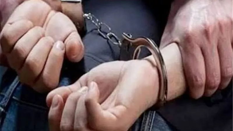 القبض على عامل جراج لطلب مبلغ مالي دون وجه حق.. تفاصيل 