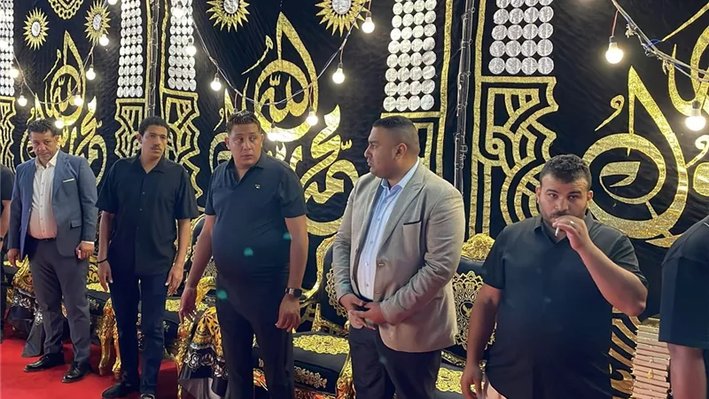 حمو بيكا يتلقى عزاء والده و يهدي المعزين ألف مصحف 