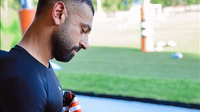 صلاح يتبادل قميص منتخب مصر مع لاعب كليفلاند براونز لكرة القدم الأمريكية