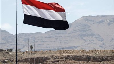حكومة اليمن تحذر من التصعيد واعتداءات الموانئ.. وشراكة وثيقة مع الرياض