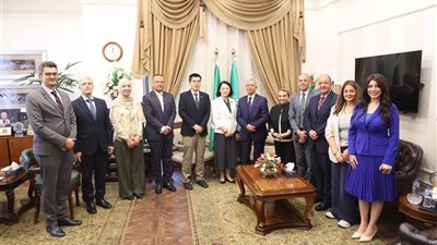 قنصل الصين بالإسكندرية تبحث مع رئيس الأكاديمية  العربية تعزيز التعاون العلمي 