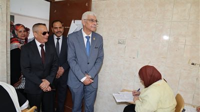رئيس جامعة المنوفية يتفقد امتحانات الاقتصاد المنزلي .. صور 