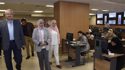  نائب رئيس جامعة عين شمس يتابع امتحانات التجارة والألسن