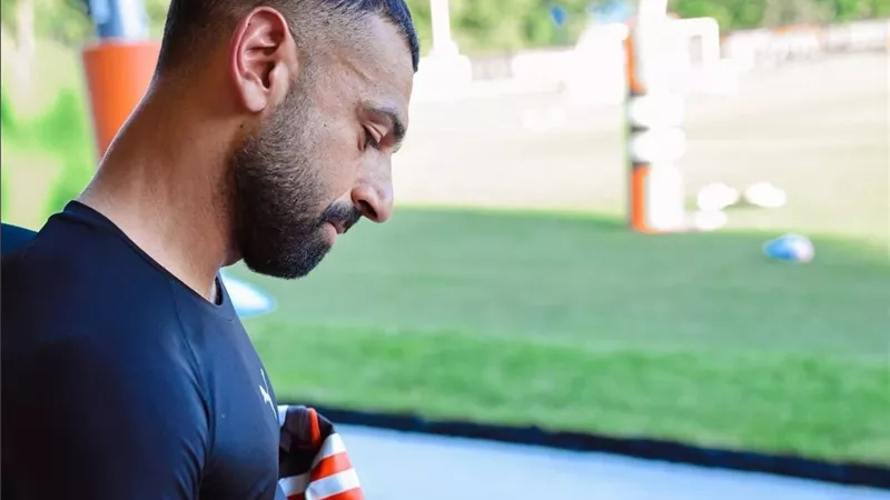 صلاح يتبادل قميص منتخب مصر مع لاعب كليفلاند براونز لكرة القدم الأمريكية