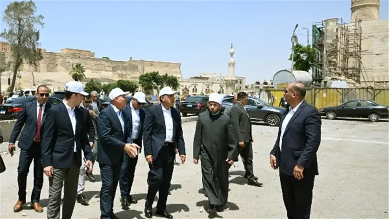 مدبولي يتفقد مسجد المسبح بالقاهرة التاريخية ويوجه بوضع تصور كامل لإحياء المنطقة