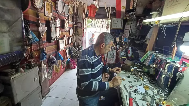 46 عامًا بين عقارب الزمن.. حكاية أقدم ساعاتي في الإسكندرية