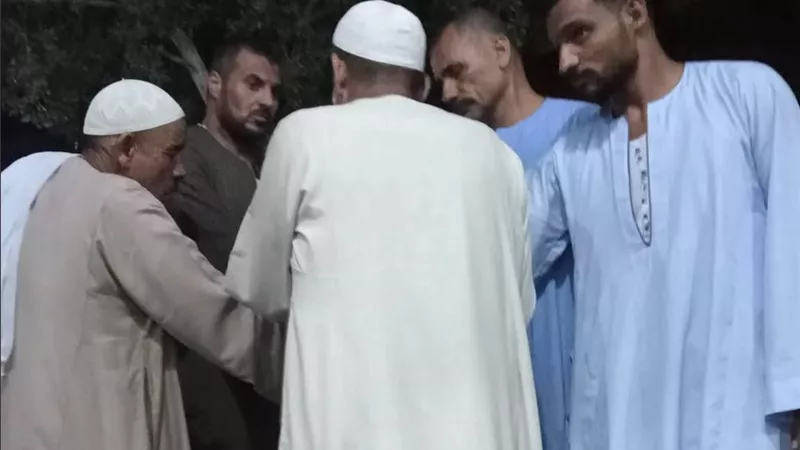 مليون جنيه شرطًا جزائيًا.. جلسة صلح تنهي أزمة بين عائلتين بالمنيا