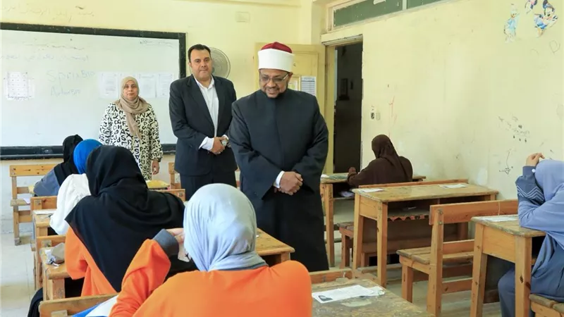 انتظام امتحان الرياضيات البحتة لطلاب العلمي بالثانوية الأزهرية