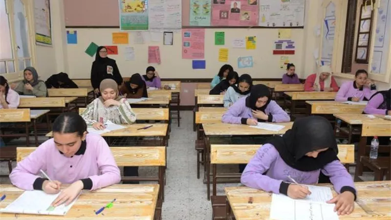 أمهات مصر خلال متابعة امتحانات الإعدادية اليوم: سهولة هندسة القاهرة وإنجليزي الجيزة