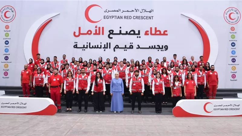 الهلال الأحمر المصري يسير قافلة إغاثية ضخمة لدعم قطاع غزة