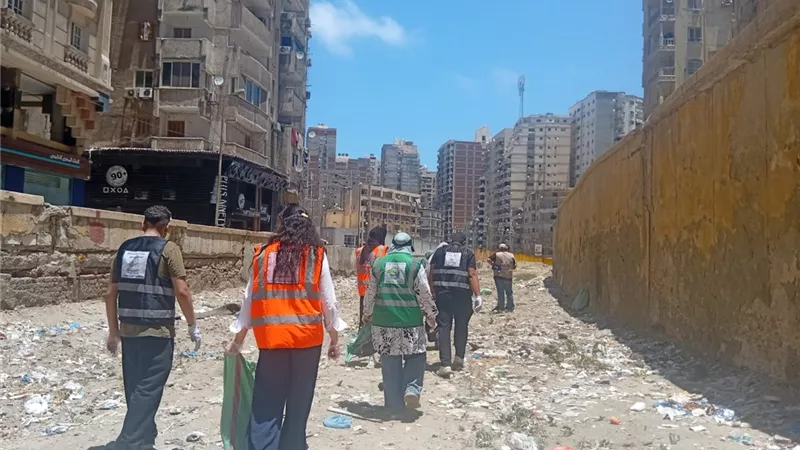 «خليك إيجابي» تقود حملة ميدانية لتوعية البيئة و تنظيف شريط ترام الرمل 