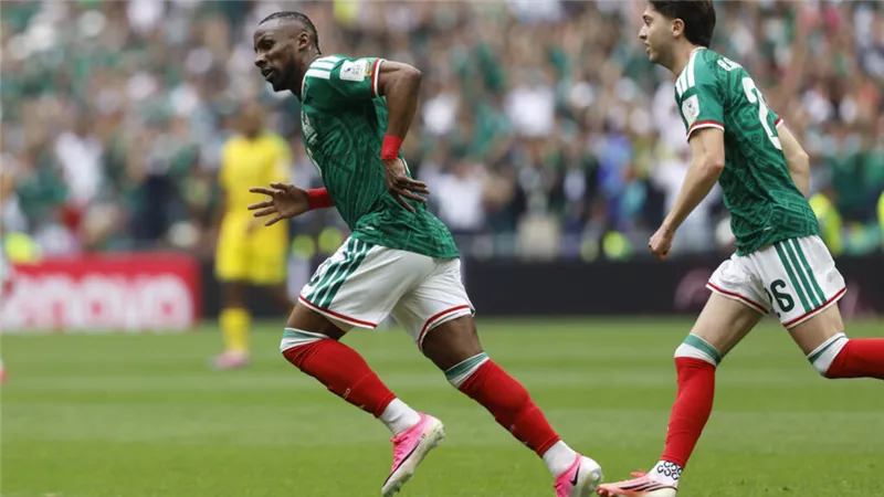 المكسيك يفتتح أولى أهداف المونديال ويتقدم على جنوب أفريقيا بهدف نظيف بالشوط الأول