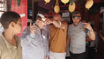 حملات مكثفة على محلات العصائر والمواد الغذائية بطهطا وتحرير 10 محاضر.. تفاصيل 