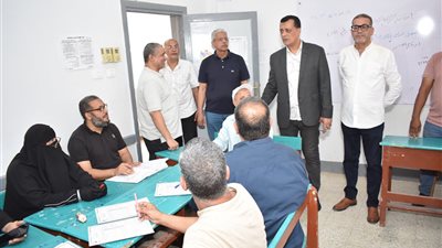 مدير تعليم سوهاج يتابع أعمال تصحيح الشهادة الإعدادية.. ودقة كاملة لمنع التلاعب
