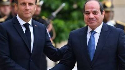 قمة السبع.. استقبال حار من ماكرون للرئيس السيسي في فرنسا