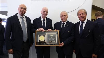 إنفانتينو يهدى أبو ريدة تذكارا لكأس العالم يحمل إسم الرئيس السيسي
