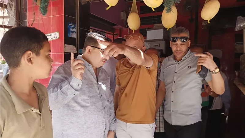 حملات مكثفة على محلات العصائر والمواد الغذائية بطهطا وتحرير 10 محاضر.. تفاصيل 