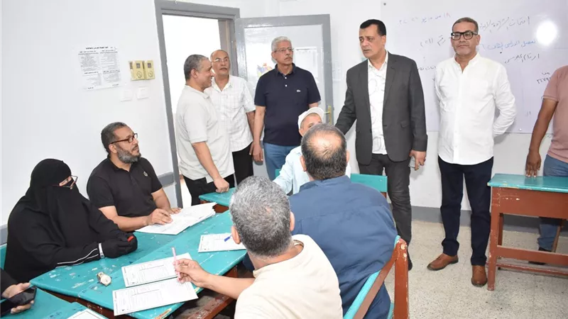 مدير تعليم سوهاج يتابع أعمال تصحيح الشهادة الإعدادية.. ودقة كاملة لمنع التلاعب
